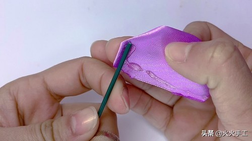 丝带花的做法教程（绚丽多彩的手工丝带玫瑰花）
