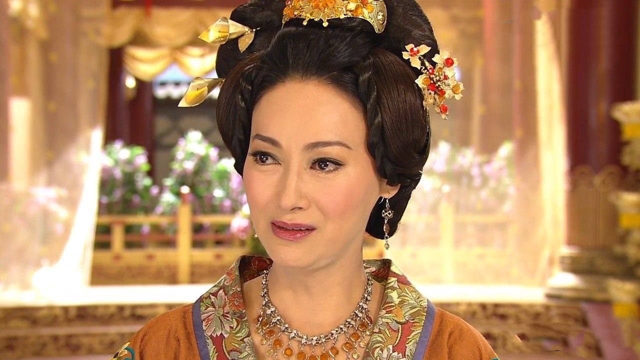 比如,tvb宫斗剧《宫心计》中,她饰演谭司膳谭艳裳.