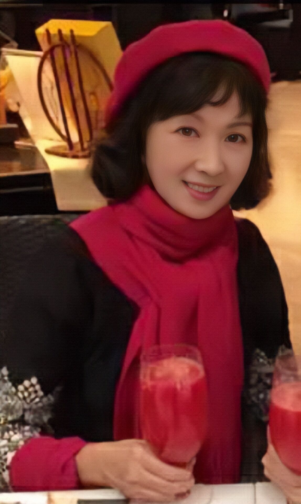 龚雪真会选老年帽,戴上去显发量多不说,红艳的色彩看着也怪喜人