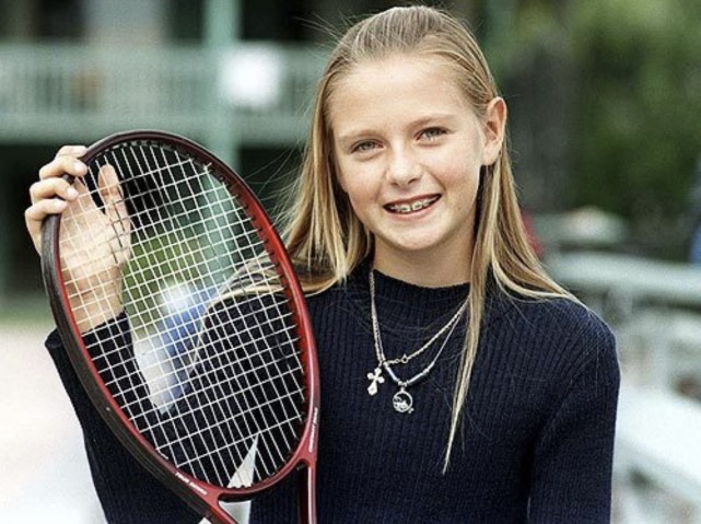 单人练习网球(17岁成网球大满贯冠军，俄罗斯女神莎拉波娃，和王室贵族是好友)
