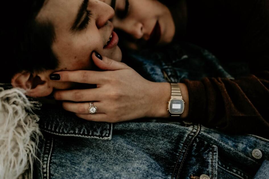 你和异性朋友做过最暧昧的事是什么：暧昧千万别过了头