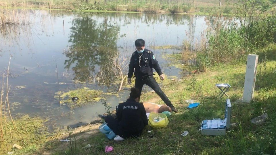 嘉兴男子钓鱼触碰高压电，衣服和头发都烧没了，脸变漆黑
