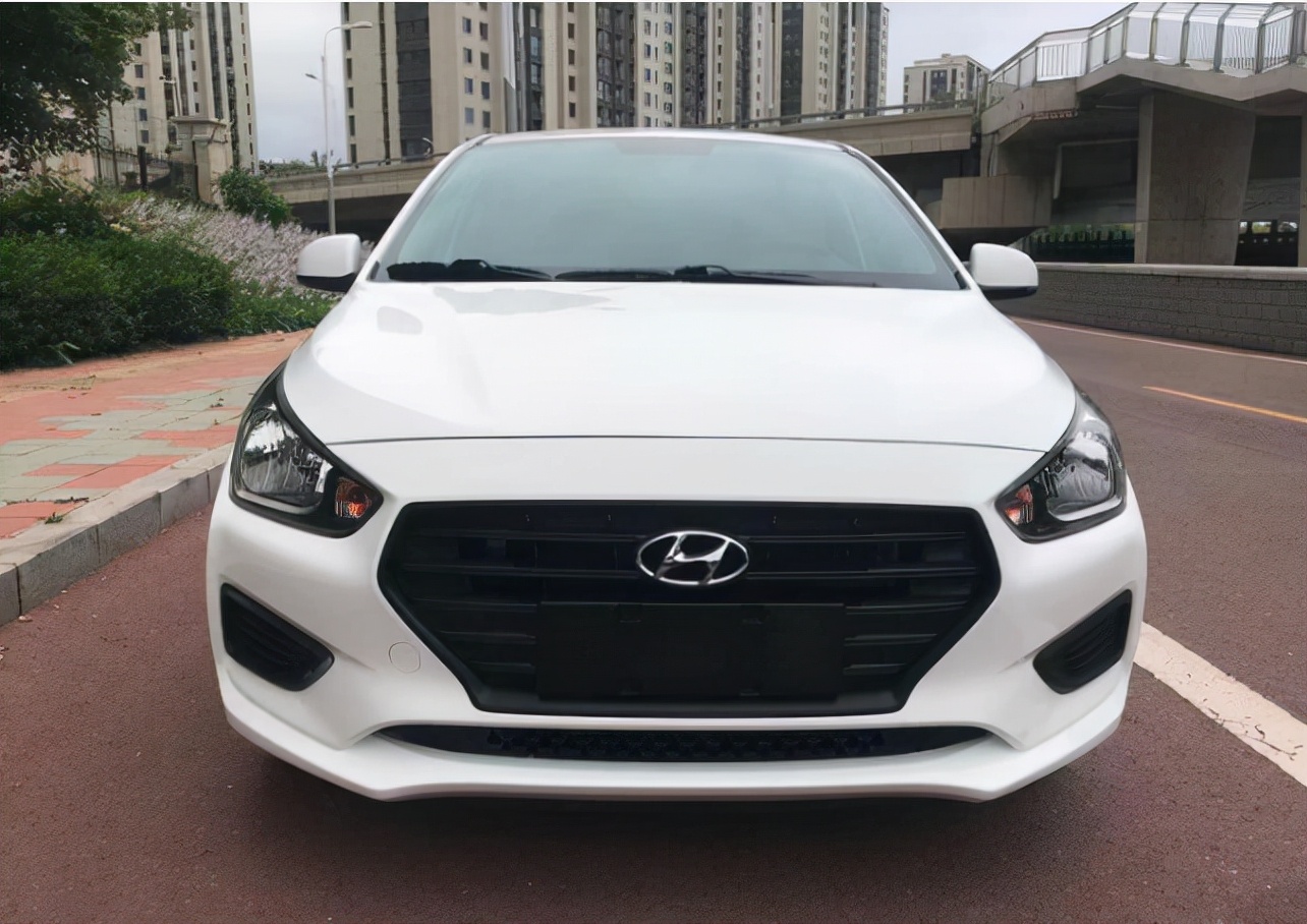 4万多也能买好车！家用耐看还保值，油耗5.2L，带你看现代瑞纳