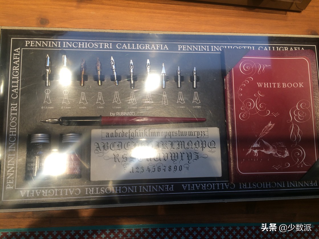 英语也能写「书法」，教你把 ABCD 写出花