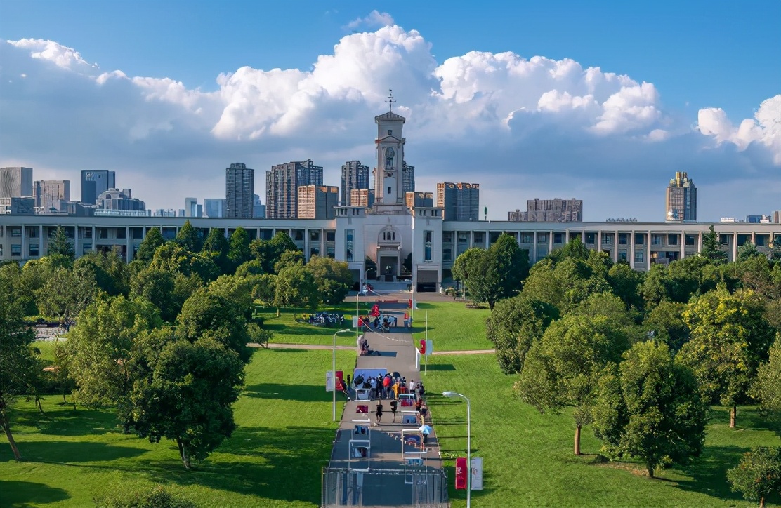 往年要600分才能上的高校，现在降了200分，却还是招不满人