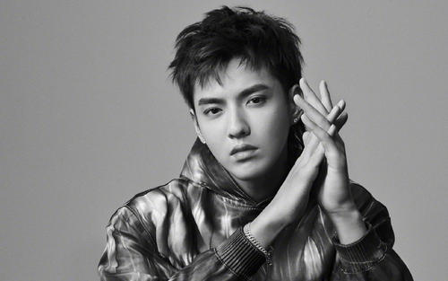 赵丽颖嫌弃吴亦凡？被搂住时满脸尴尬，原来早就看清他“真面目”