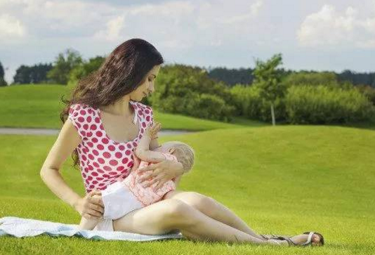 新生婴儿的喂养有讲究,在奶制品众多的情况下,妈妈要仔细斟酌