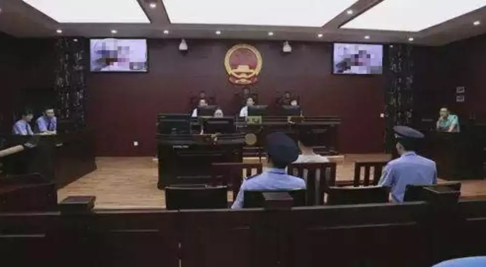 因为车费，青岛出租车司机用石块将乘客母子砸死……终审判决，家属获赔195万