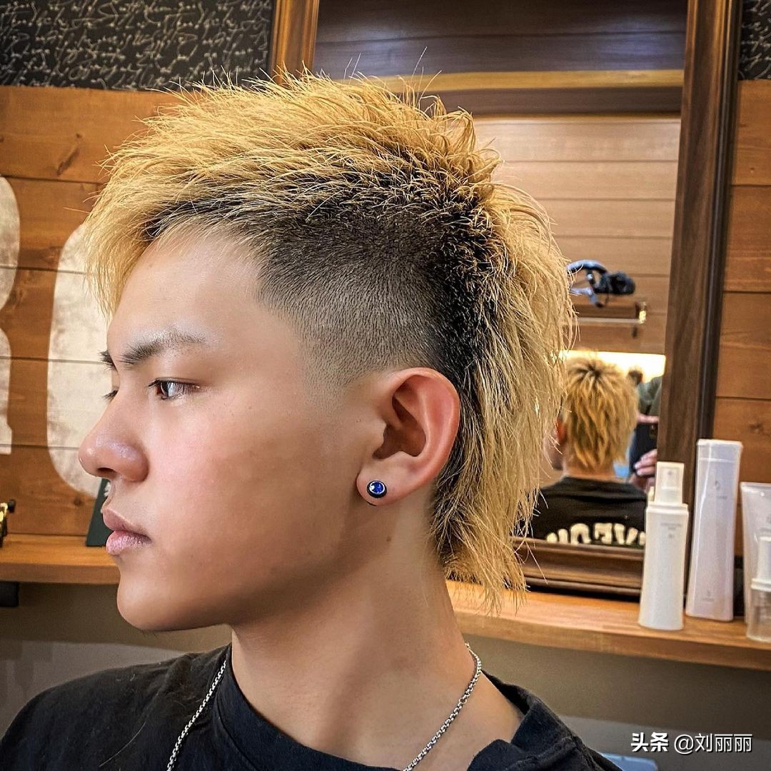 狼尾发型是一种把两侧铲短后区流长,头顶打出丰富层次感发型,拥有超高