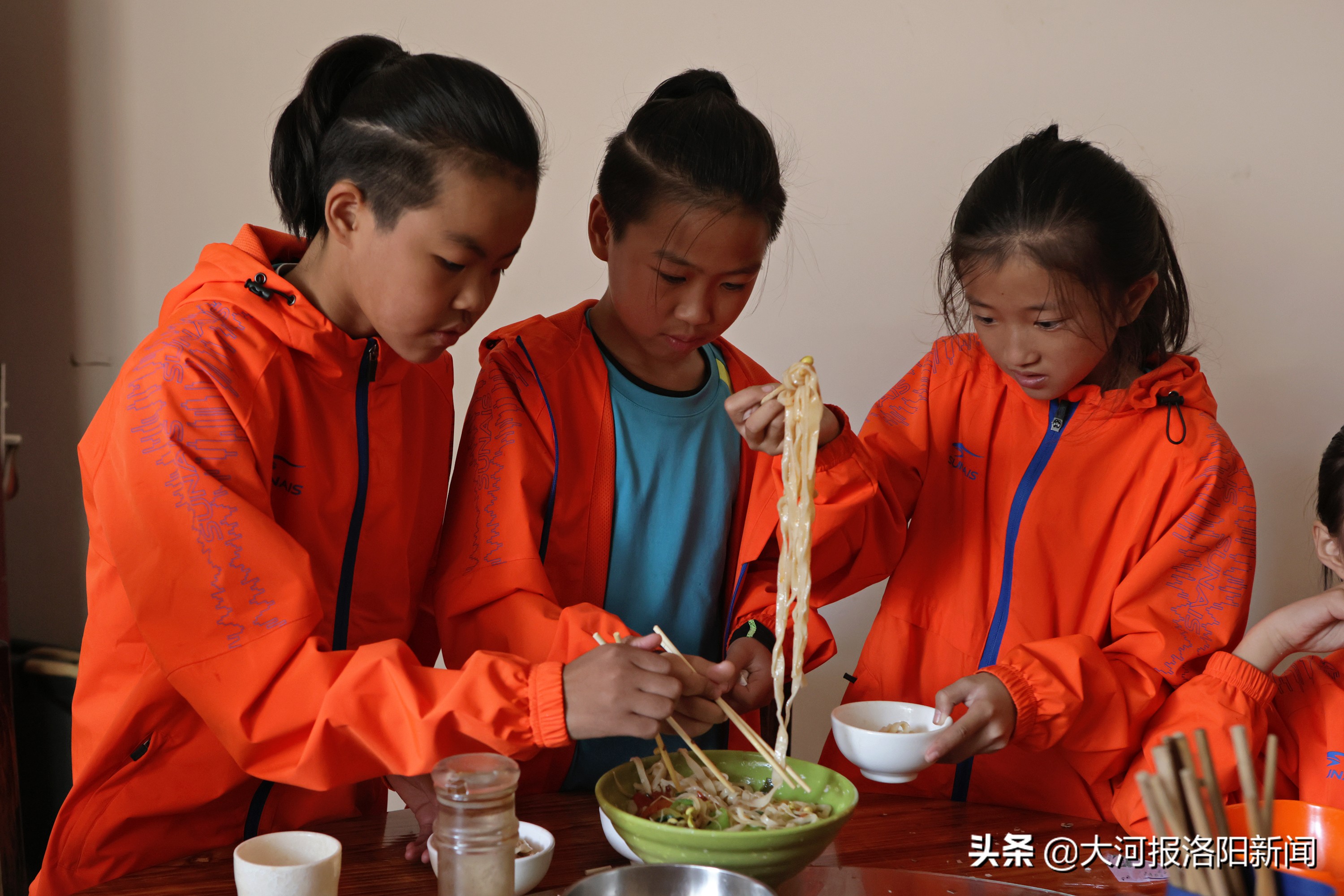 平乐足球队(穿帆布球鞋踢比赛、水泥地上练球，执着河南乡村校长带领女足频频夺冠)