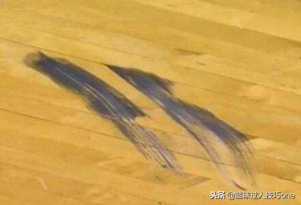 为什么nba总是踢坏球鞋(11图NBA穿坏球鞋瞬间：马努球鞋“大笑”，戈登一脸迷茫看着烂鞋)