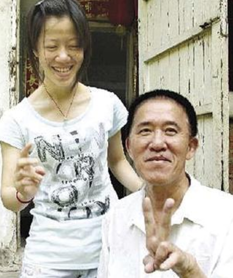 黄来女出身寒门，763分考上武大，背着瘫痪父亲上学，后来怎样了