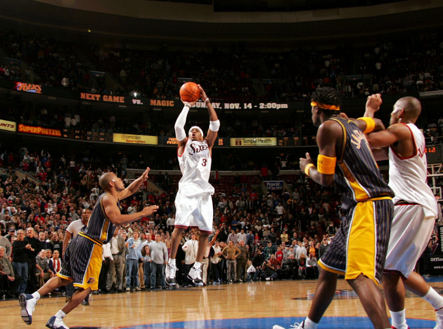 艾弗森的身高体重放在nba真的不占任何的优势,但是艾弗森那逼真的晃肩