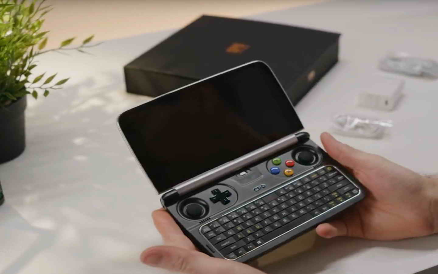 游戏掌机市场的中坚力量，轻松驾驭3A级游戏，GPD WIN 2上手体验