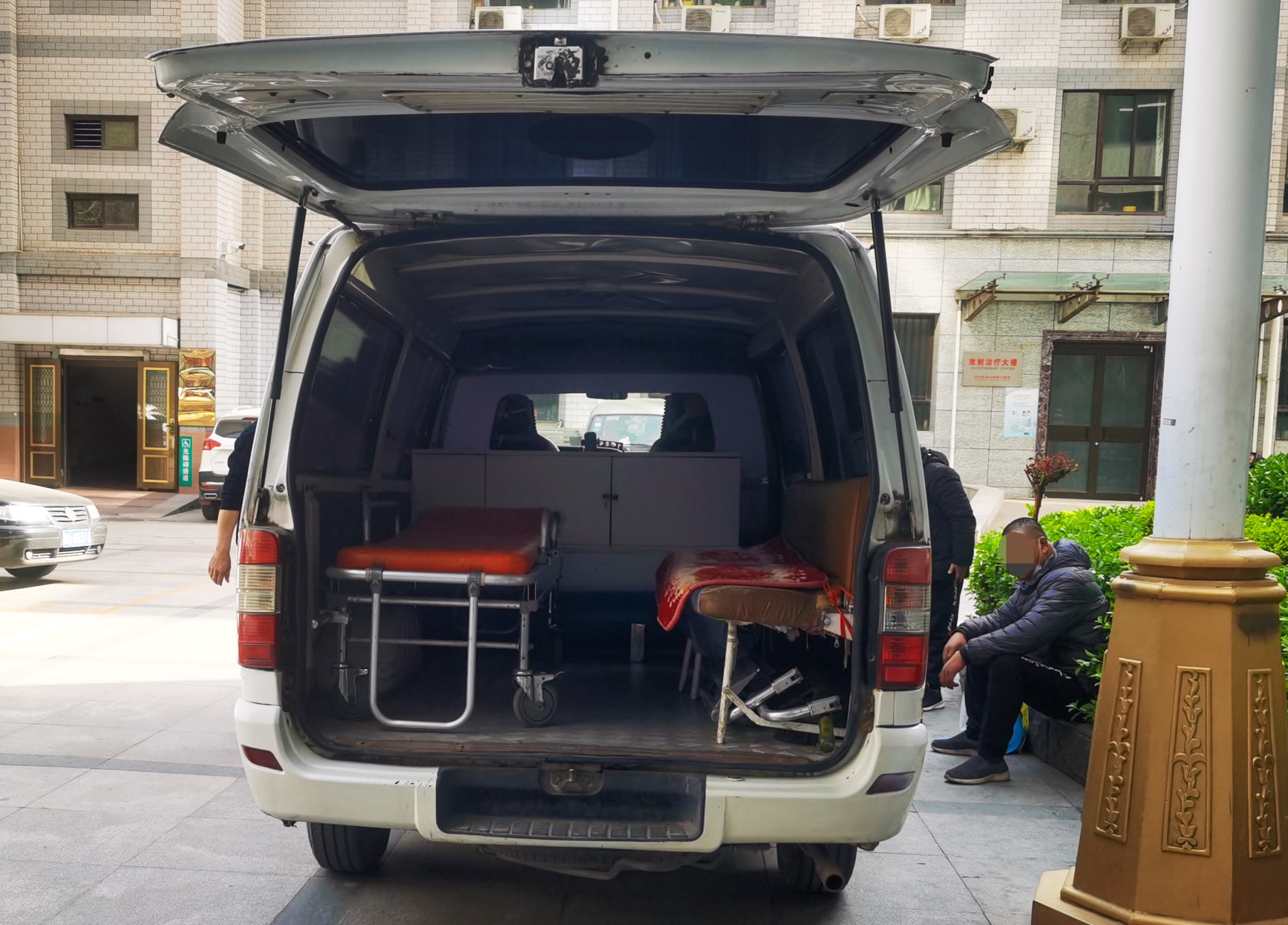 黑救护车的疯狂生意经：病房里揽客，在太平间挟尸要价，单程报价上千元后，仍有患者死在半路