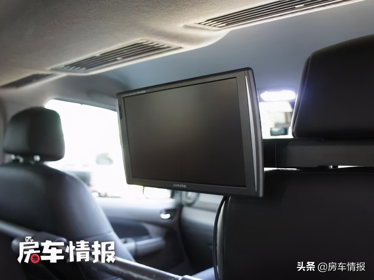 超级实用的日产NV350床车，前方拉人后方拉货，假日旅行还能睡觉