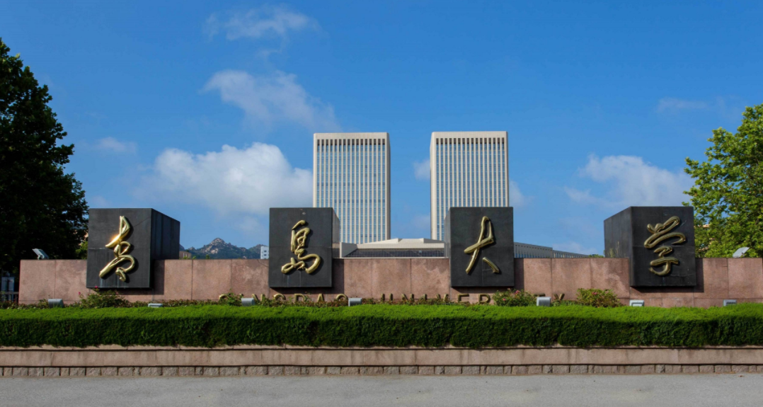 青岛大学举牌小姐姐火了，美若天仙，网友调侃：是青大“高攀”了