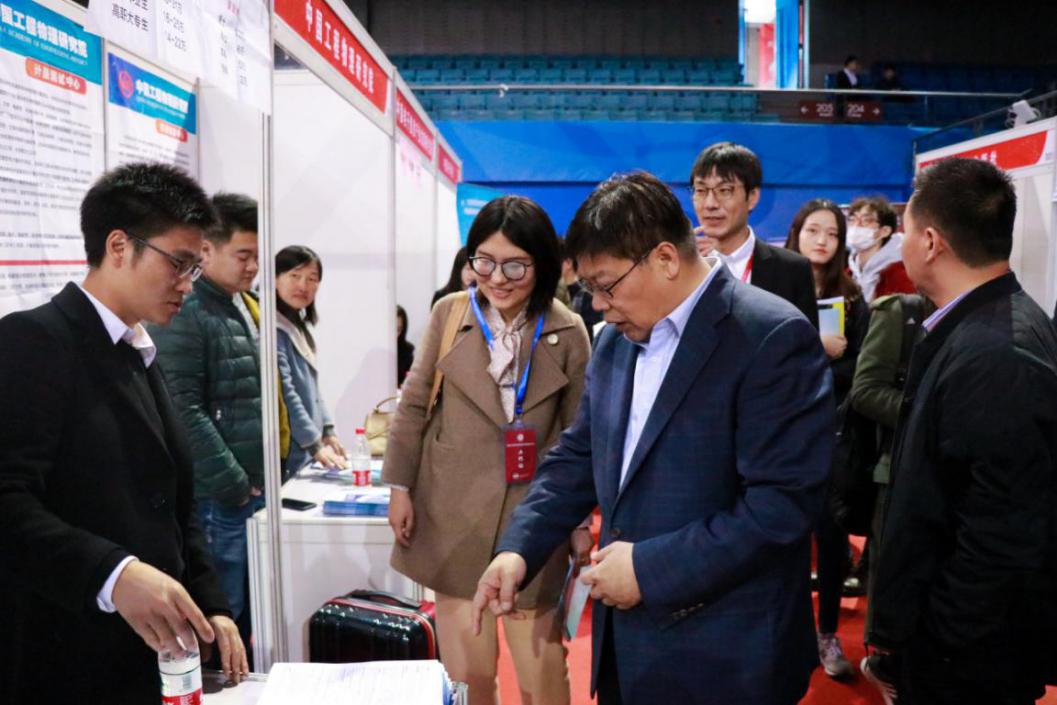 毕业季那些事| 北京大学2019届毕业生就业洽谈会举行