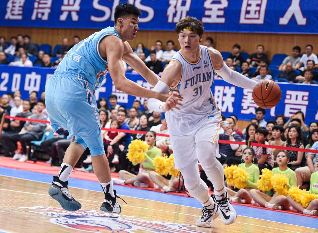 王哲林为什么去不了nba了(咋不去NBA打球？第一中锋王哲林道出实情，网友扼腕叹息，遗憾)