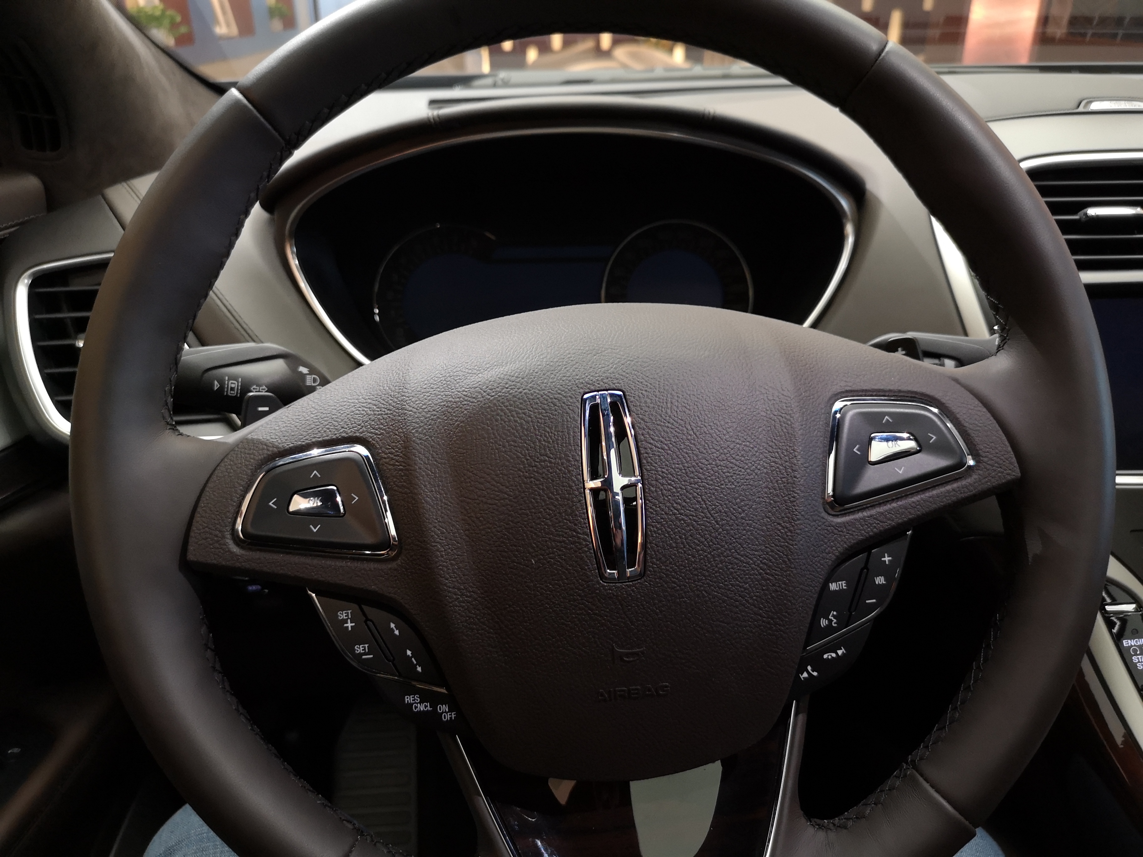 配v6双涡轮增压 到店看林肯mkx 2.7t四驱总统顶配