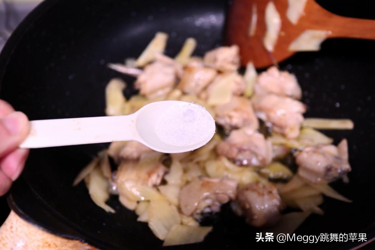 突破传统的鸡翅做法，爆炒出锅滑又嫩，去腥不用酒，只用这一味料