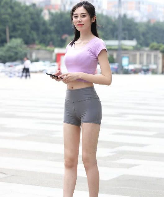 路人街拍，美女简单款式紧身设计，让整体感觉非常大气