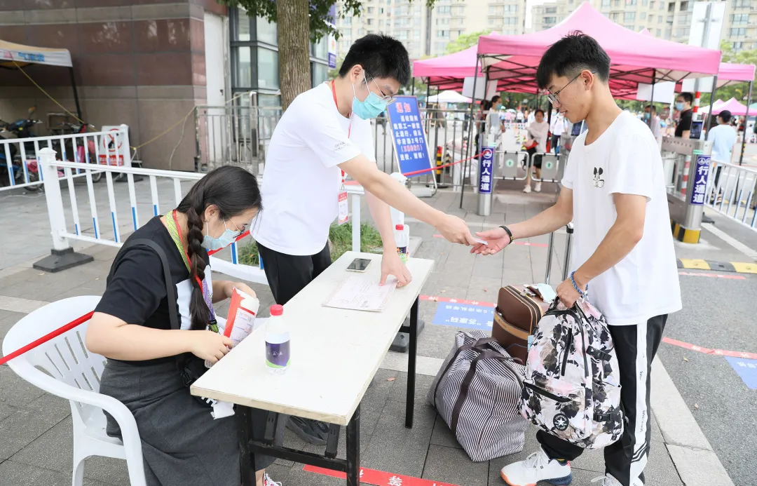萌新你好 | 终于等到你！2020江苏大学新生报到现场直击