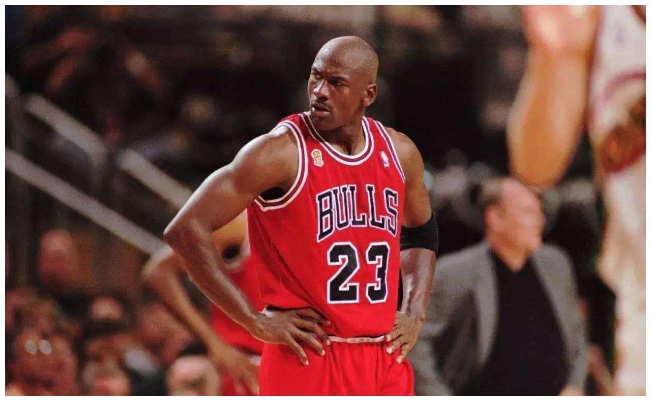 乔丹退役后公牛为什么没有再夺冠（乔丹是公牛王朝奠基人，为什么退役后没有再次回到芝加哥公牛场？）-趣拿体育