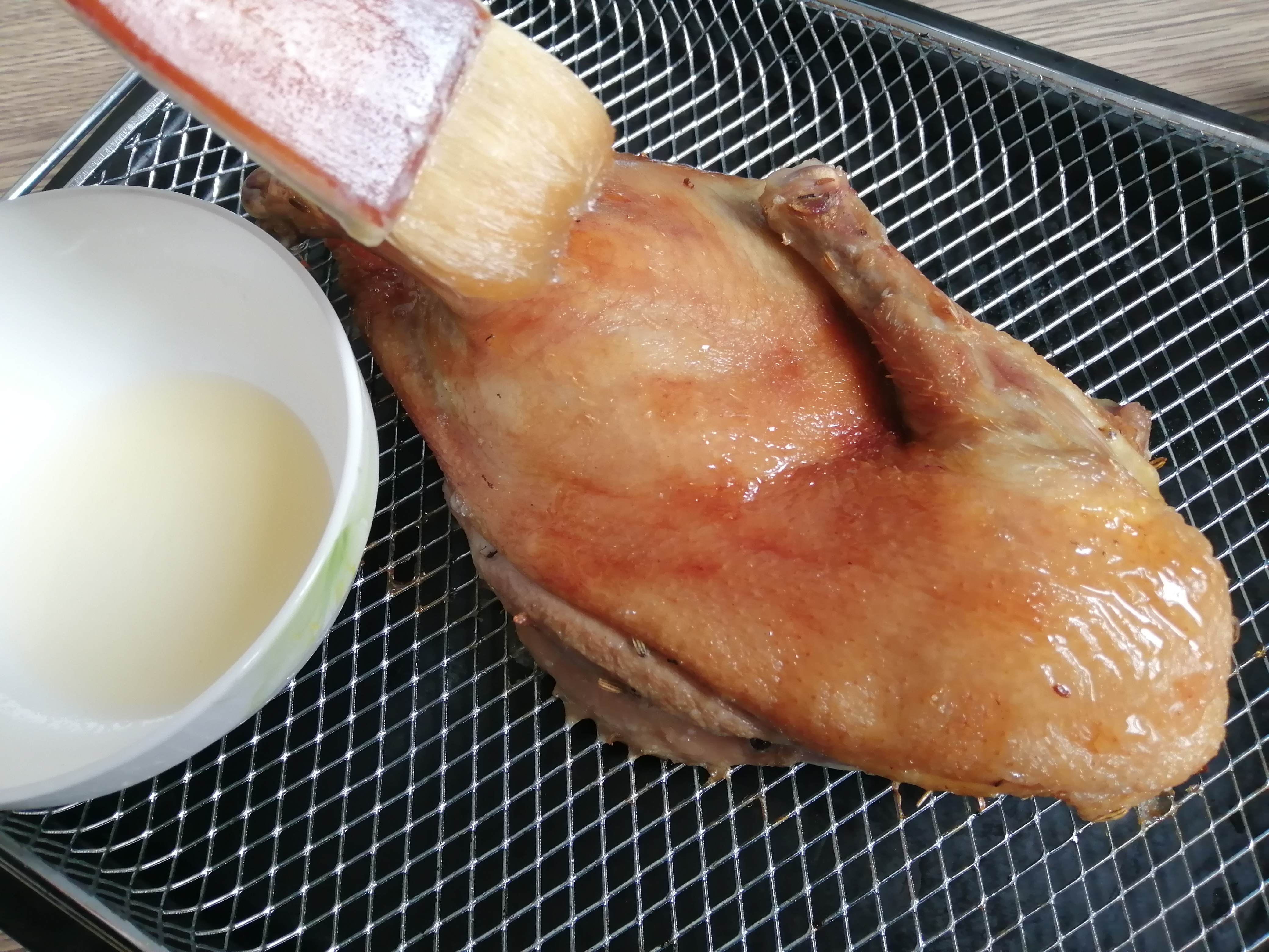 想吃脆皮烤鸭不用去饭店，这样做方法很简单，皮脆肉还嫩，真香