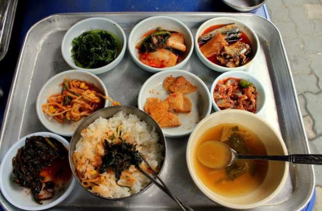 各国学生午餐比拼，美国快餐、韩国泡菜，网友称赞还是中国伙食好