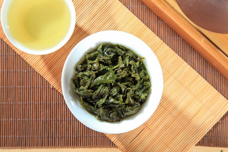 再者听声:精品铁观音茶叶较一般茶叶肥壮当当"之声响,其中茶圆结,叶身