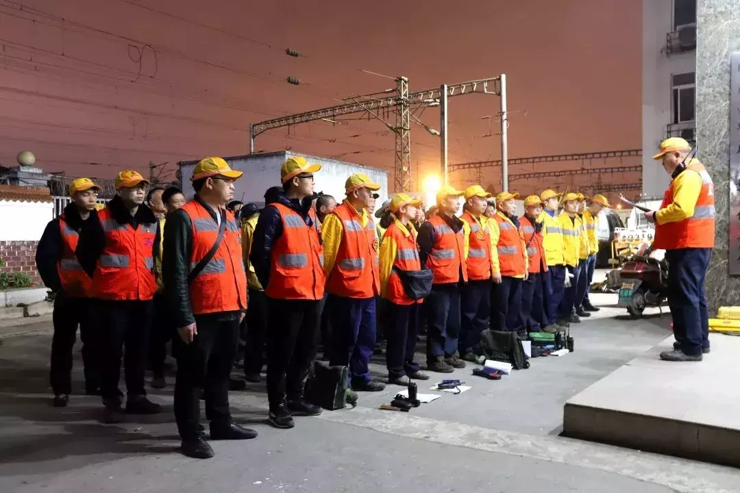 雨夜奋战！渝怀线首场集中修！