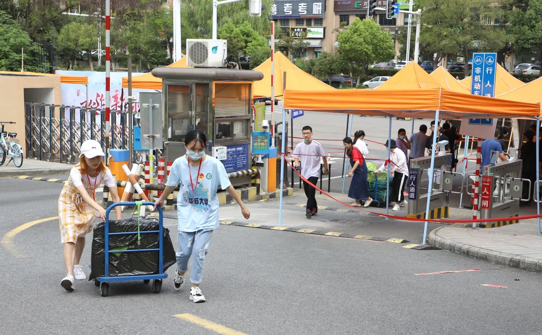 萌新你好 | 终于等到你！2020江苏大学新生报到现场直击