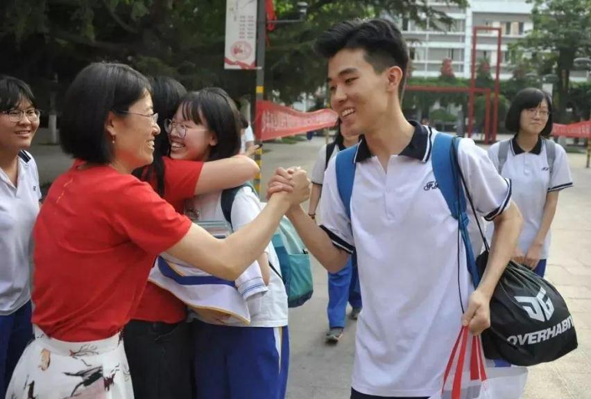 高考考生答题失误，请求“更换”答题卡遭无视，央求半小时也无用