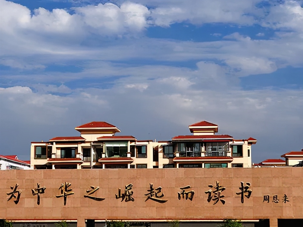 Mother 是母亲，但“mother school”不是母校啊