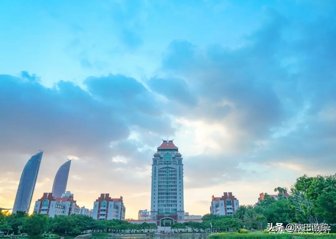 厦门这家奢牌酒店，毗邻繁华，却又遁于静谧迷人的港湾