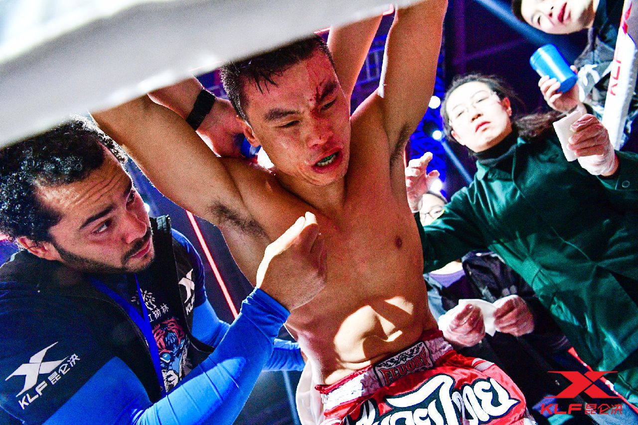 今晚足球比赛那支队会赢（昆仑决79太原站：古力亚巴一晚三胜夺金腰带，王文峰取得胜利）