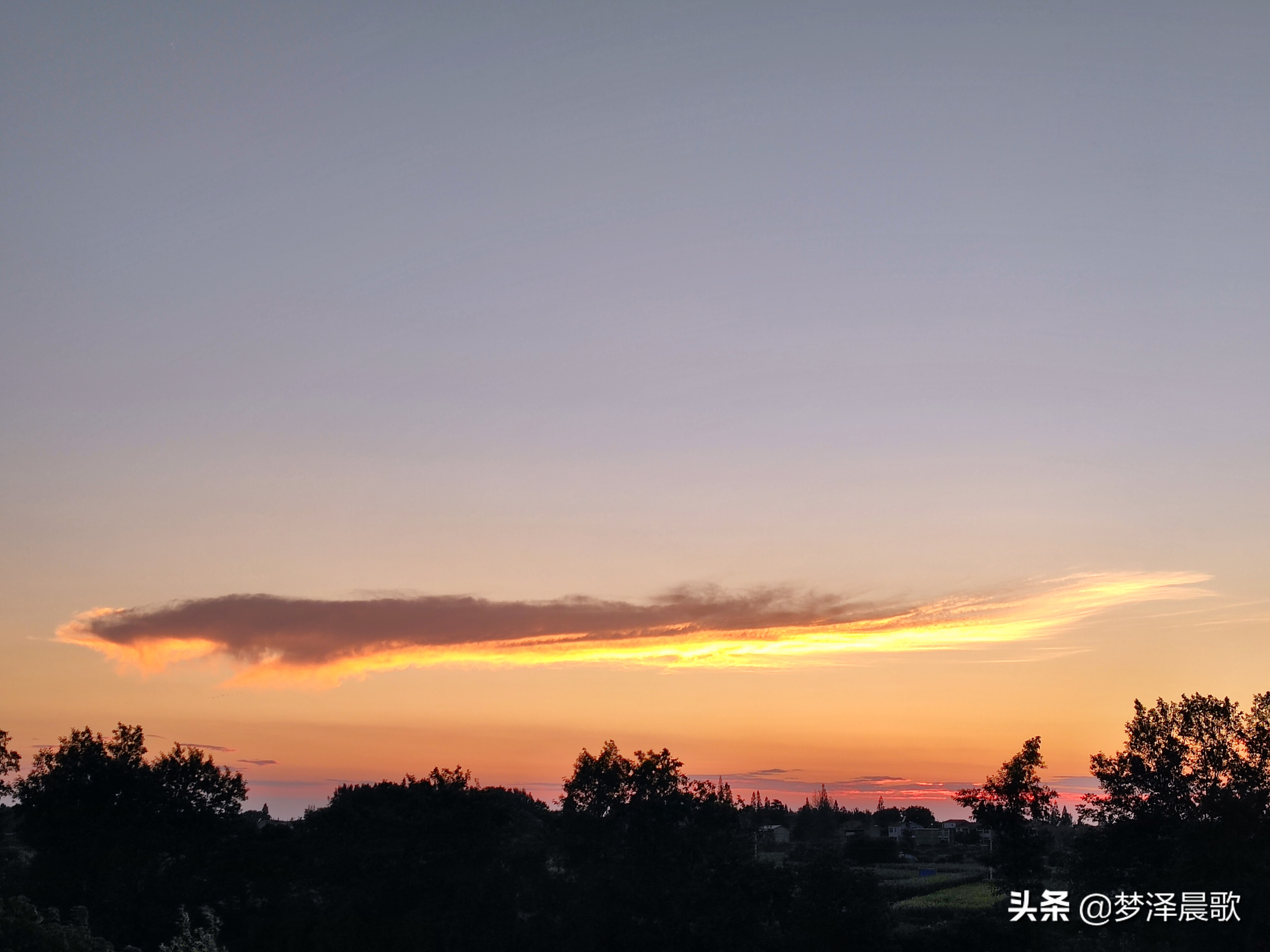 形容天空云朵的句子(彩霞映照彩云如龙如鲨变幻莫测美妙多姿) - 火