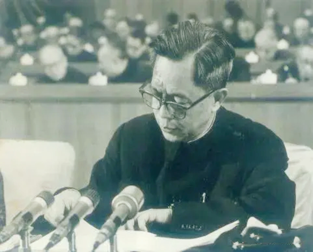 方毅：官至副国级，36岁任上海市委常委，63岁任中国科学院院长