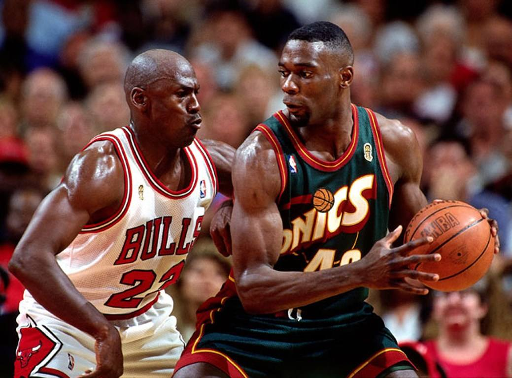 佩顿职业生涯9次入选防守一阵,与科比,乔丹,加内特并列历史第一,他