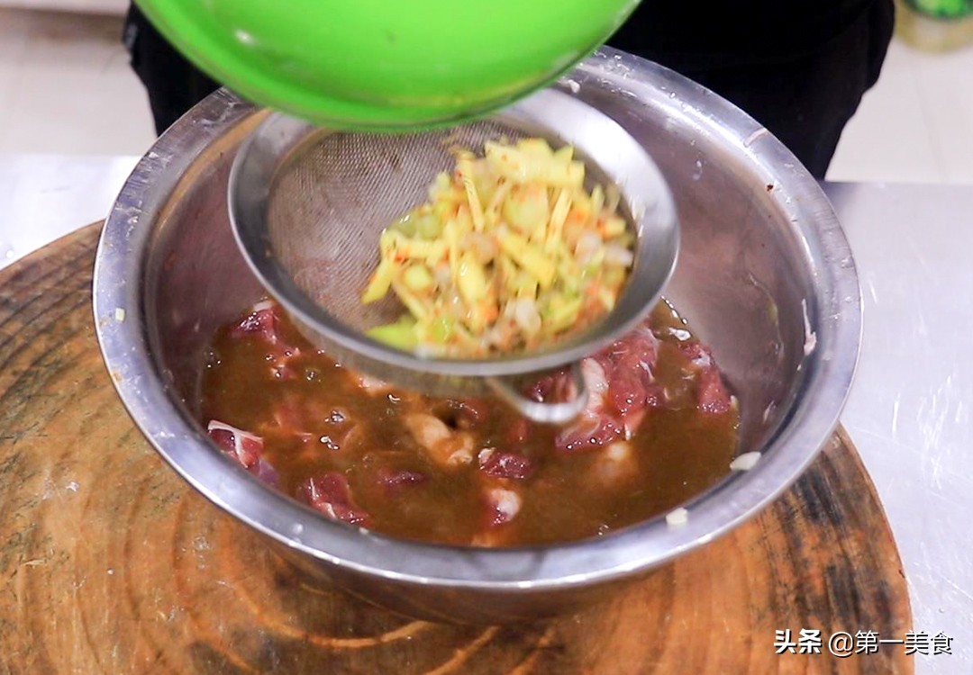 羊肉串怎么做更好吃（做法诀窍教你在家烤羊肉鲜嫩多汁）