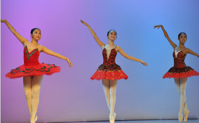 但因为两人身高差距,显得黄安仪像个小萝卜头.