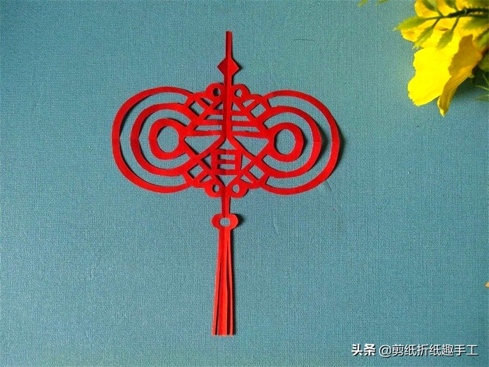 中国结，千千结，剪个红红火火的中国结，带来吉祥与祝福