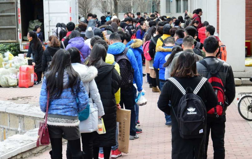 扬州大学女学生，携50箱“行李”返校，校方为其举行专门仪式