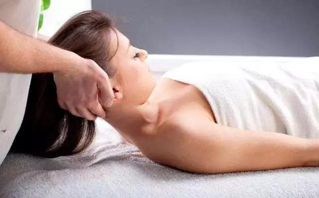 25岁头疼头晕恶心，交感神经型颈椎病中医辨证气阴两虚夹瘀型