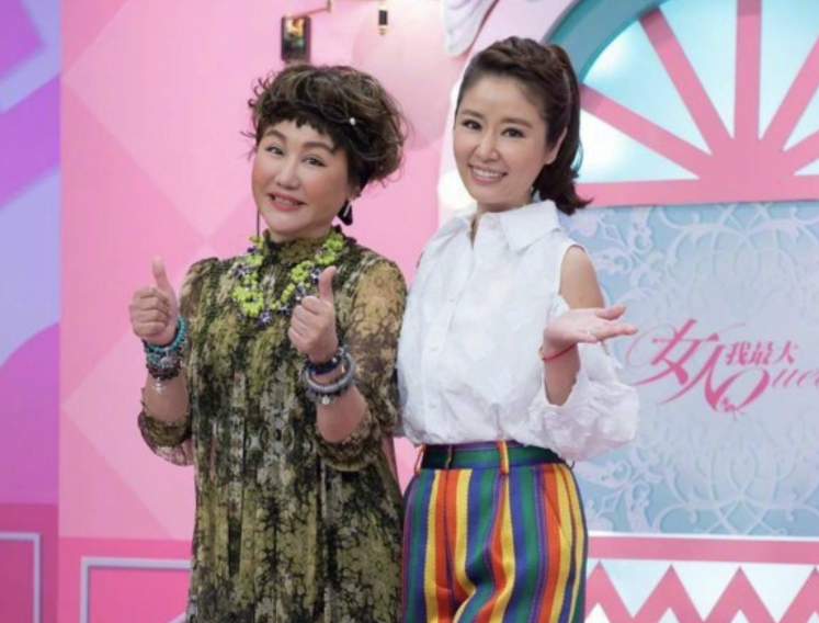 林心如为母办70大寿太奢华！霍建华陪笑合影，曾志伟前妻也捧场