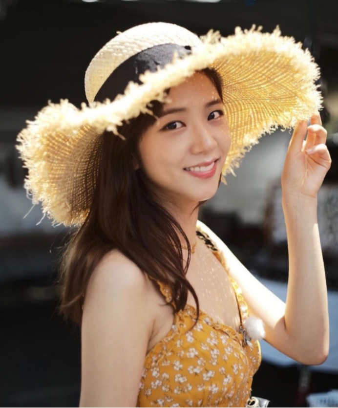 一束芍药花图片(金智秀气质拿捏得真好,捧着一束红芍药花,像个高级花