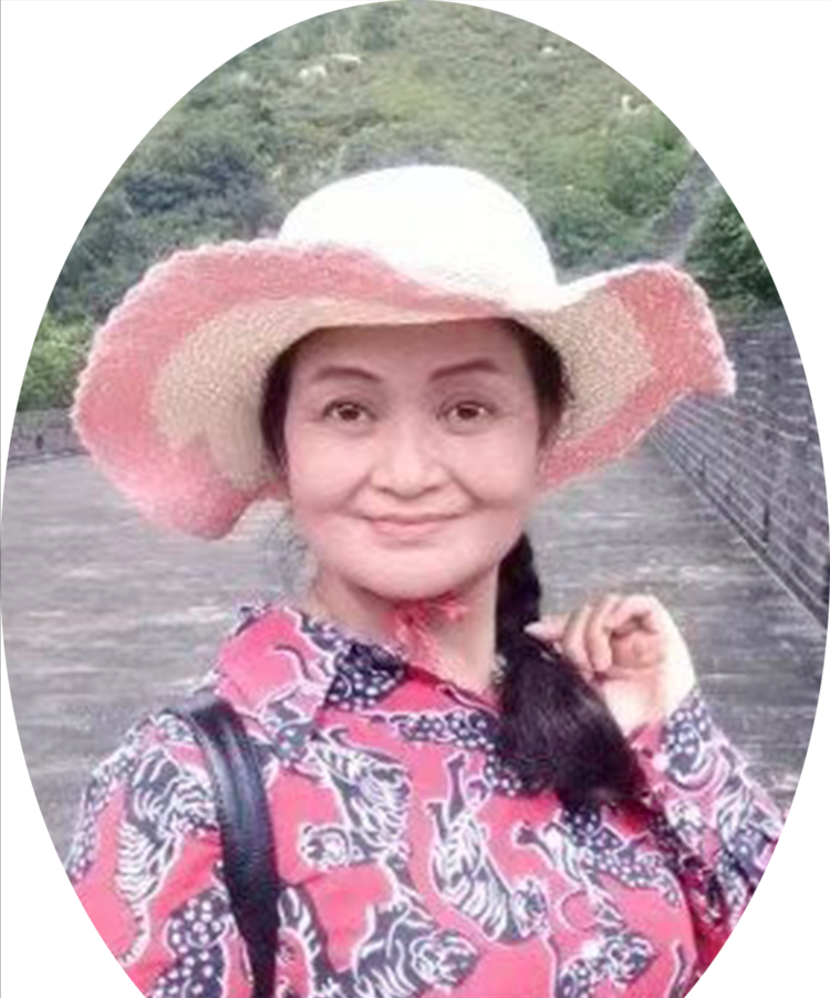 碧波映人影，海天共一色。心随浪花远，梦逐潮声歇。