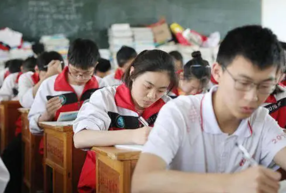 禁止公办高中招收复读生，毛坦厂招生简章引争议，学费令人咋舌