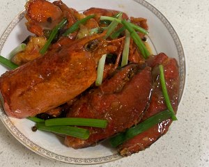 广东姜葱炒龙虾的做法（手把手教你如何烹饪炒姜葱龙虾）